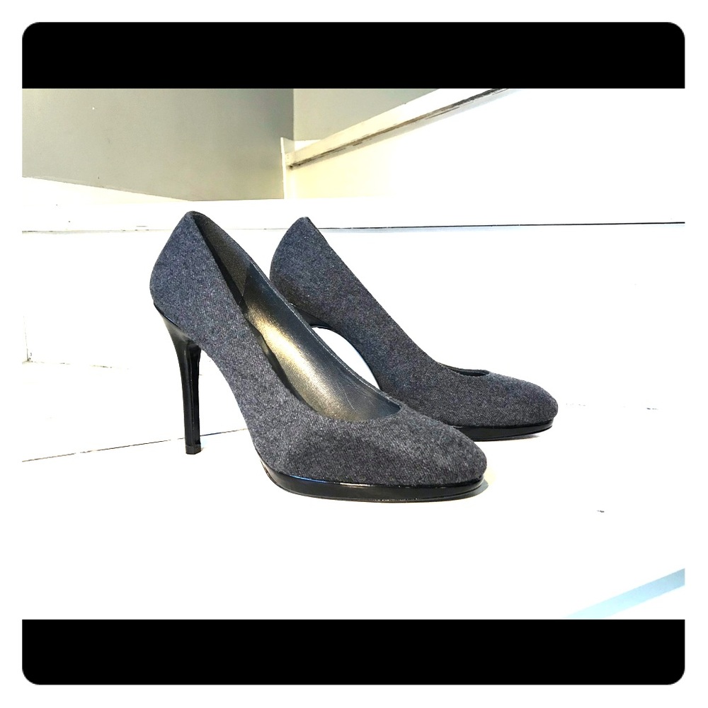 Stuart Weizmann like new gray felt pumps